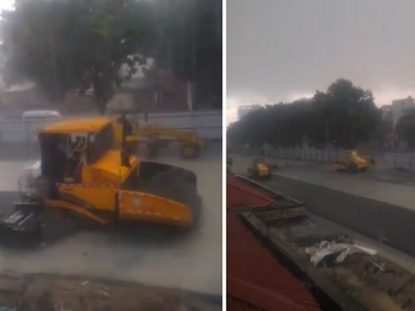 Clip: Hà Nội mưa như trút nước, xe trải bê tông đường vẫn làm việc