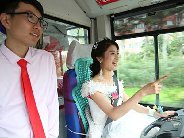 Cô dâu lái xe buýt đưa chồng đến đám cưới