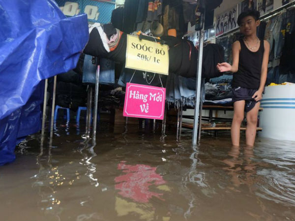 Hà Nội: Chợ Nhà Xanh nước ngập sâu hơn 1m sau bão số 2