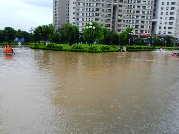 Hà Nội: Nhiều chung cư, khu đô thị bị "cô lập" vì nước ngập lớn