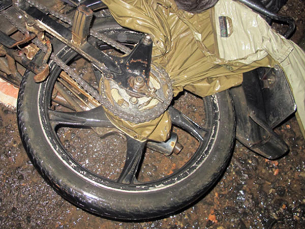 Hy hữu một người bị áo mưa siết cổ tử vong