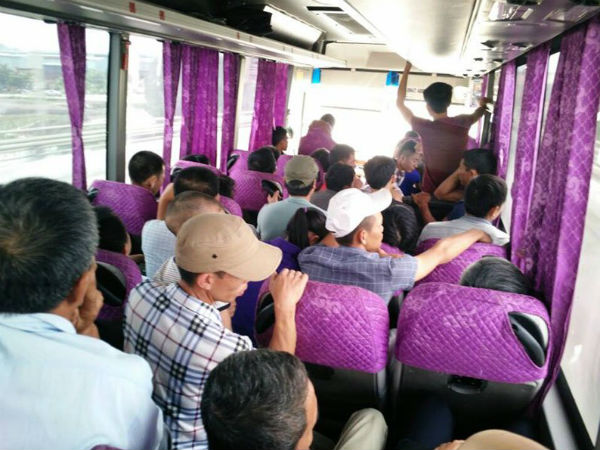 Kinh hoàng xe khách 29 chỗ "nhồi" 58 khách