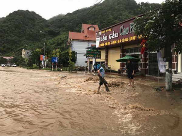 Lũ chia cắt quốc lộ, đường lên Sơn La ách tắc