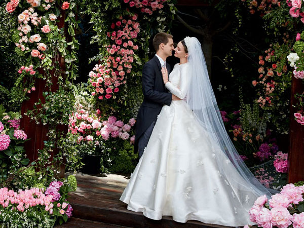 Miranda Kerr và tỷ phú công nghệ lần đầu khoe ảnh cưới đẹp lung linh