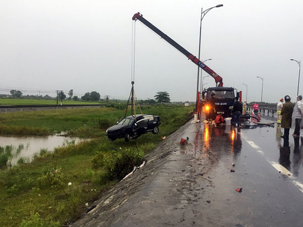 Ô tô lao xuống ruộng sau va chạm kinh hoàng với 2 xe máy, 2 người tử vong