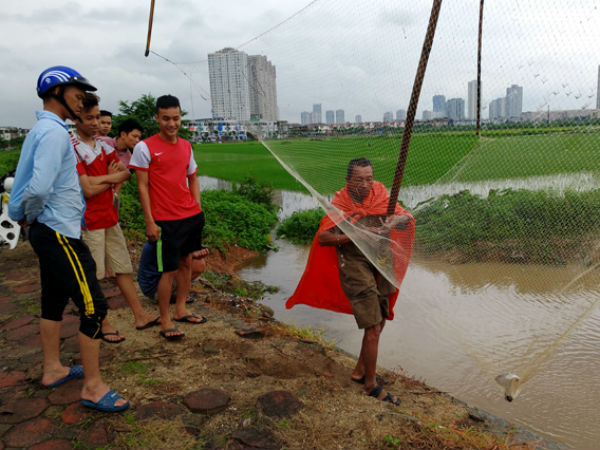 Sau mưa bão, người Hà Nội cất vó đánh cá cạnh các Khu đô thị mới