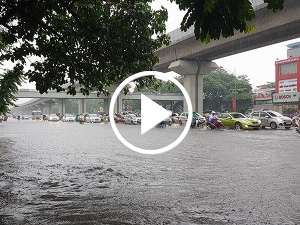 Video Hà Nội mưa lớn, nhiều phố mênh mông nước