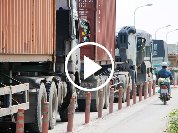 Video: Kẹt xe thường xuyên ở cảng Cát Lái, tài xế ăn ngủ trên đường
