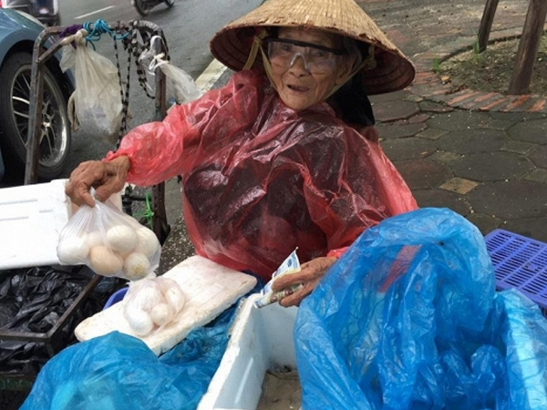 5 gói mì, 10 quả trứng và câu chuyện đầy tử tế giữa bà cụ bán rong với anh chàng đi ô tô ở Hà Nội