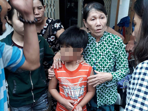 Bình Dương: Bé trai 8 tuổi bị kẻ xấu dụ dỗ lên xe, cướp điện thoại rồi bỏ lại lề đường