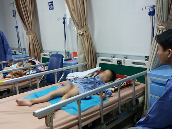 Cha mẹ các bé trai bị sùi mào gà vì đi cắt bao quy đầu: "Chủ phòng khám chỉ dùng 1 chiếc kéo duy nhất"