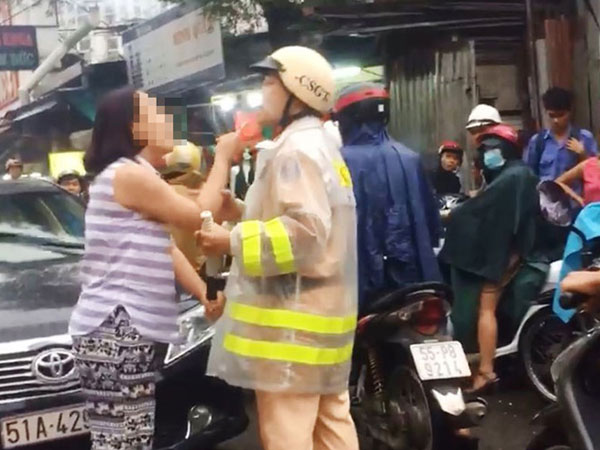 CSGT Hàng Xanh: Người phụ nữ chạy xe ngược chiều chửi bới, y như trong clip