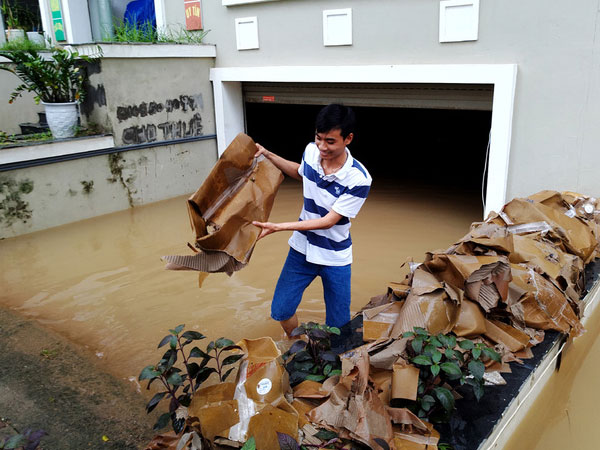 Hà Nội: Sau 1 ngày mưa bão, hàng chục căn biệt thự tại Thiên đường Bảo Sơn vẫn ngập chìm trong nước