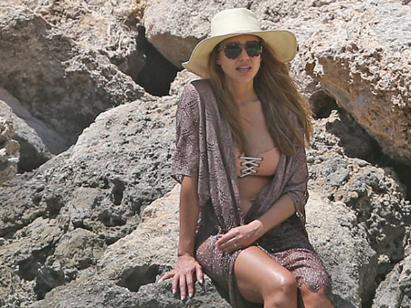 Jessica Alba mang bầu con thứ ba