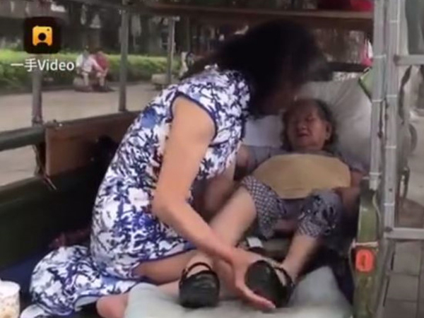 Người đàn ông 20 năm giả chị gái đã chết để giúp mẹ chữa bệnh