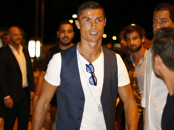 Ronaldo chi 297 tỉ đồng đẻ thuê sinh đôi, bị gọi là kẻ thất đức