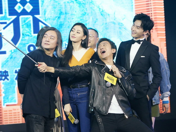 "Vấn nạn" Cbiz: Tranh nhau chọn chỗ đẹp đến mức vô duyên, loạt nghệ sĩ nhận "gạch đá" từ netizen