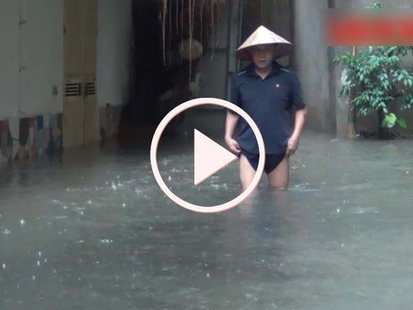 Video Hà Nội: Mưa lớn, nước cống và rác bủa vây hàng trăm ngôi nhà ở Yên Hòa