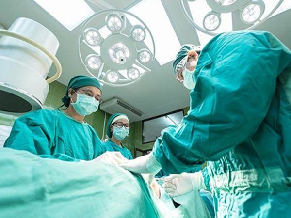 Chàng trai tự cắt của quý của mình do chơi trò chơi trên mạng