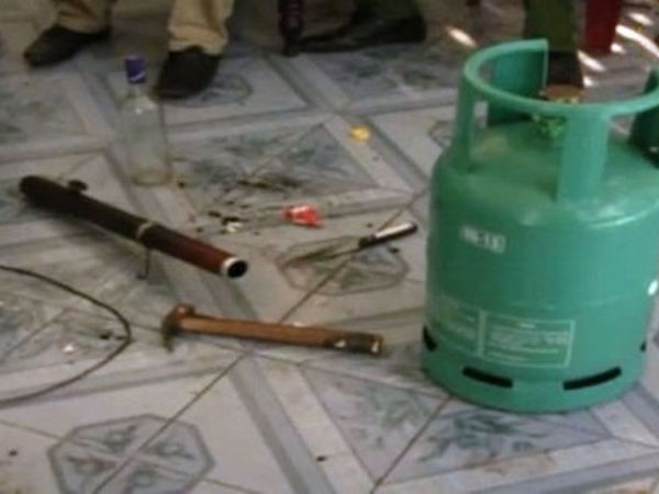 Chồng nhốt vợ, ôm bình gas dọa đốt ở Sài Gòn