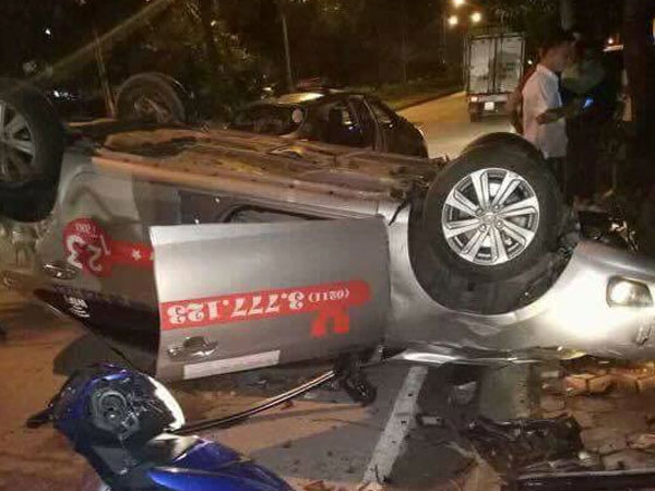 Hà Nội: Taxi tông thẳng gốc cây lật ngửa sau va chạm với xe máy, một người tử vong