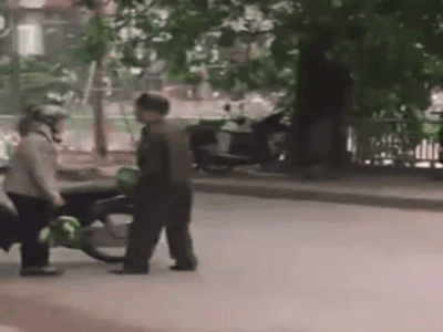 Hà Nội: Xôn xao đoạn clip ghi cảnh tự quản ném cân của người phụ nữ bán hàng rong xuống sông