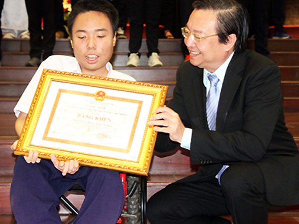 Nam sinh Sài Gòn nhận bằng khen học sinh giỏi trên xe lăn