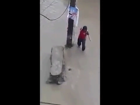 Ngày mưa lũ, nữ sinh bất ngờ ngã xuống hố nước xoáy bị cuốn đi vài chục mét