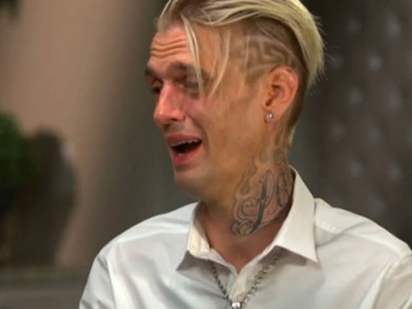 Aaron Carter khóc nức nở chia sẻ về bệnh tật sau khi bị cảnh sát bắt