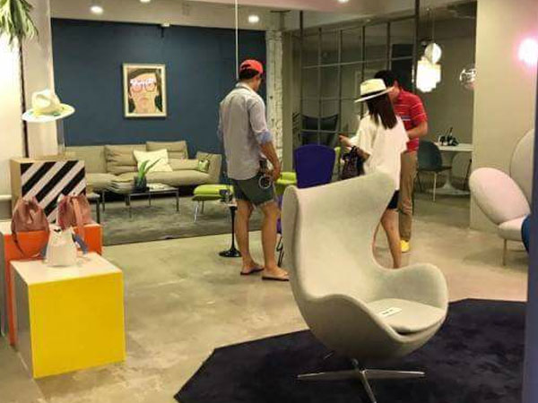 Bà bầu Kim Tae Hee cùng chồng đi sắm đồ nội thất cho nhà mới