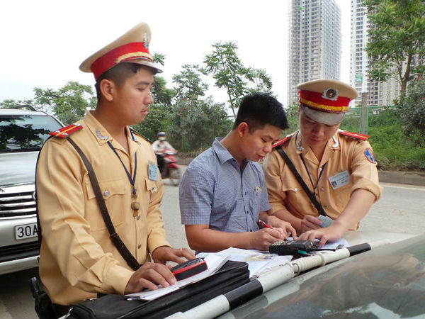 Bộ Tư pháp: CSGT tiếp tục xử phạt xe không mang giấy tờ gốc "sẽ tác động tiêu cực"