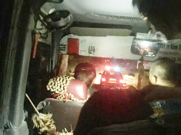 Chuyến xe đặc biệt: CSGT dẫn đường cho xe khách bị hỏng đèn qua đoạn đèo dốc nguy hiểm khi trời tối