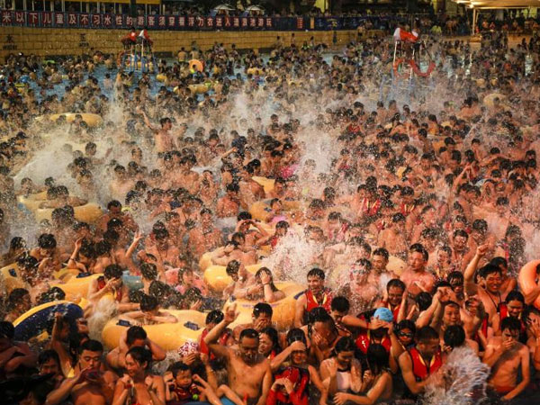 Nghìn người TQ chen kín mít bể bơi trong ngày nóng 50 độ
