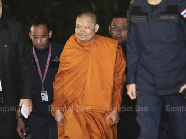 Nhà sư ăn chơi nhất Thái Lan cười tươi khi về nước