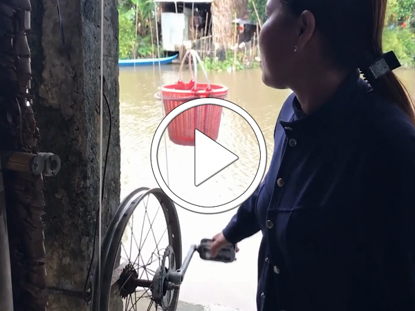 Video Người miền Tây bán hàng qua sông bằng cáp treo tự chế