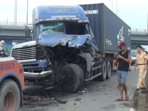 Xe đầu kéo toác đầu sau cú tông xe tải, quốc lộ 1 kẹt cứng