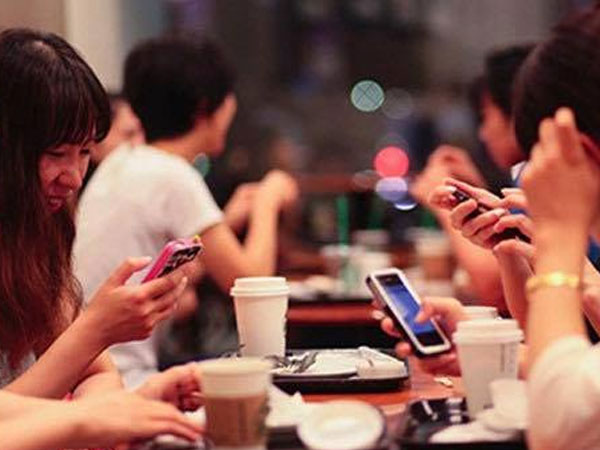 Gia đình sốc vì con co giật, loạn thần do nghiện Facebook