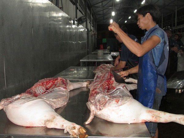 Giá heo bất ngờ giảm 10.000 đồng/kg, thương lái ngó lơ!
