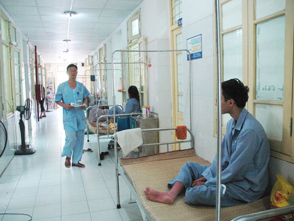 Hà Nội thêm hàng trăm ca sốt xuất huyết mỗi ngày: Vợ chồng cùng nhập viện, con cái phải gửi về quê