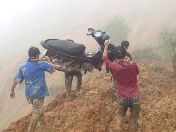 Lai Châu: Sạt lở, dân khốn khổ phải khiêng xe máy