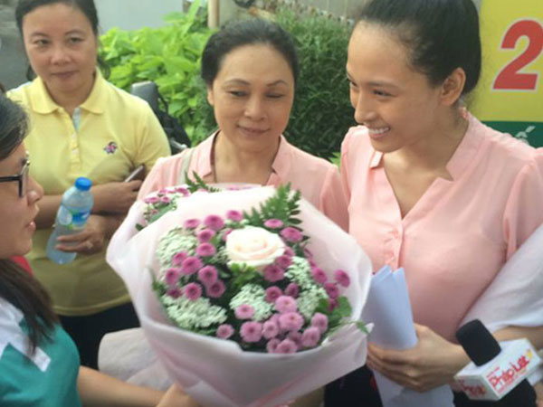 Mẹ hoa hậu Phương Nga cho biết con gái mắc bệnh viêm phổi, sức khỏe ngày càng xuống dốc