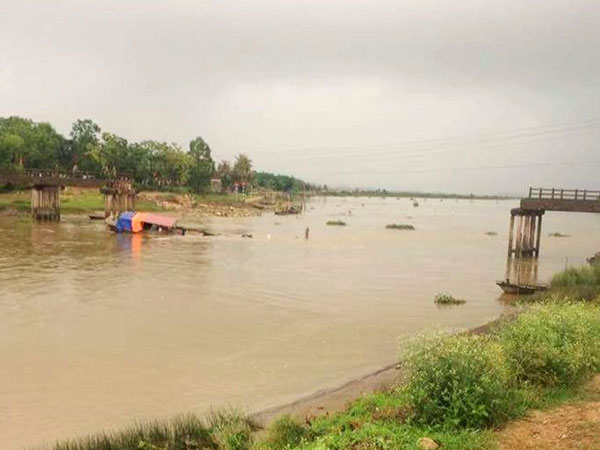 Tàu chở cát đâm sập cầu dài 100 m, 4 người rơi xuống sông