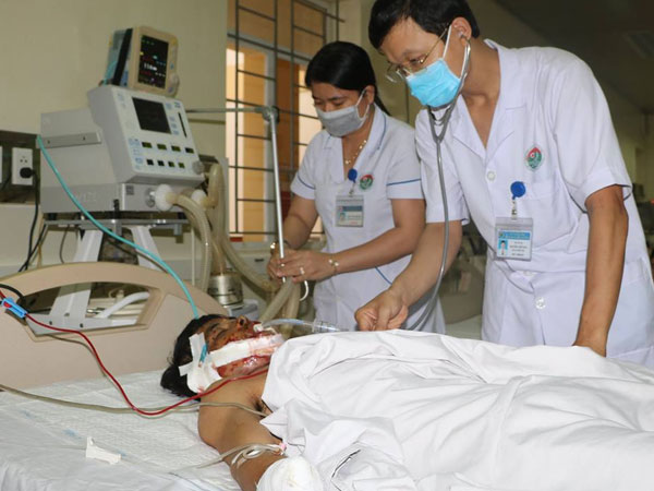Thanh niên nát mặt, tàn phế 2 tay vì nổ mìn đánh cá