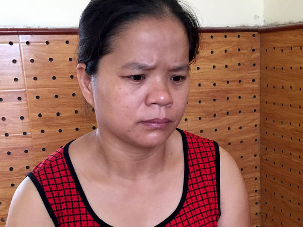 Trưởng đồn công an bị người phụ nữ cắn trong lúc đối thoại