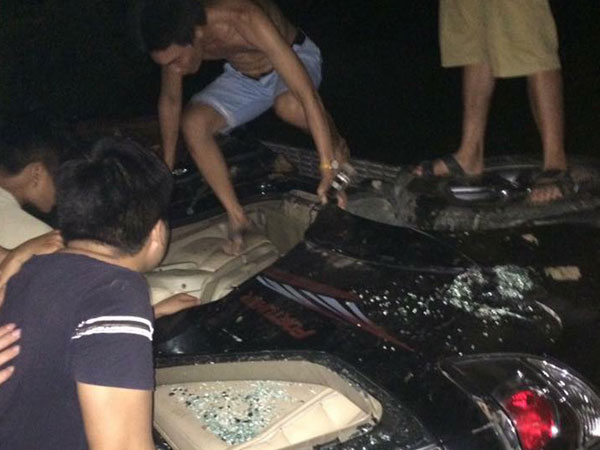 Vụ đập phá, đốt xe ô tô Fortuner vì nghi bắt cóc trẻ em: Hai người đàn ông đi tìm mua gỗ