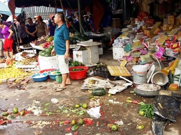 Xe biển xanh đâm chết người: Phút chốc người nằm la liệt