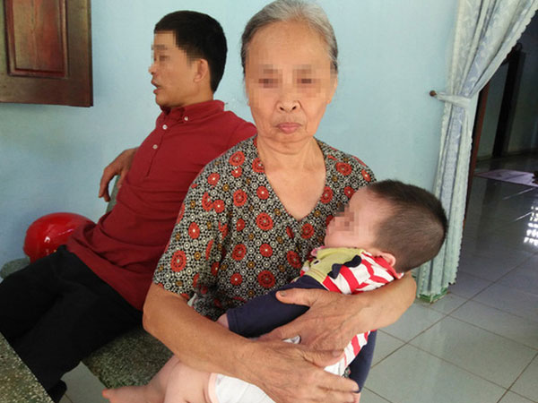 Bé trai 10 tháng tuổi bị bỏ rơi trong lô cao su