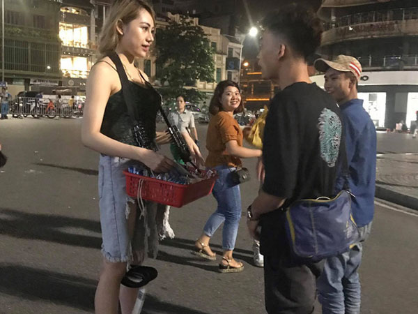 Chuyện ít người biết về cô gái ăn mặc sành điệu bán kẹo cao su trên phố đi bộ Hà Nội