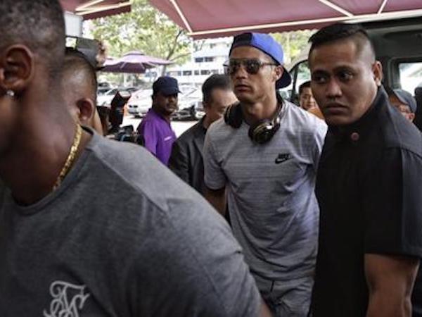 C.Ronaldo gây “bão” khi sang Singapore thăm tỷ phú Peter Lim