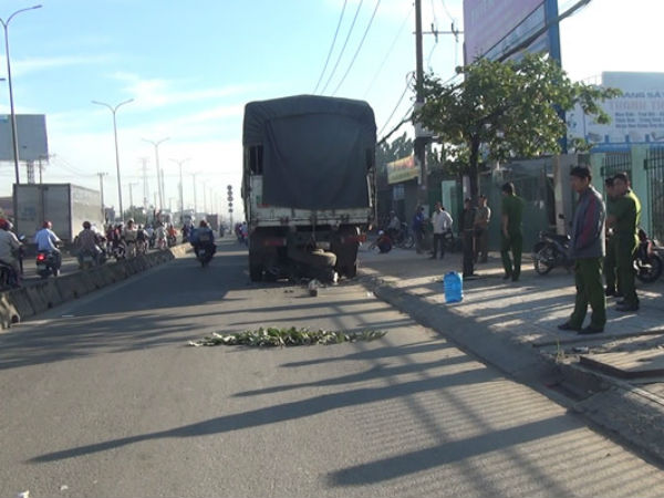 Đâm cực mạnh vào đuôi xe tải, thanh niên văng xa nhiều mét